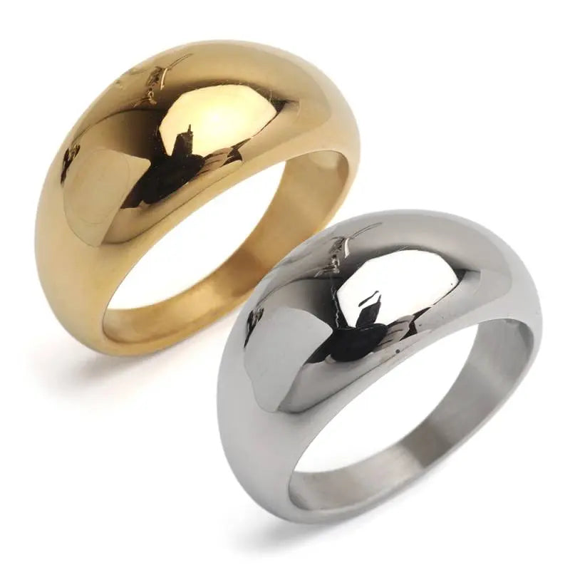 鏡のようなツヤツヤした質感のぷっくりした甲丸リング