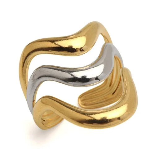 不規則に動く3本のラインが流動的なニュアンスリング。