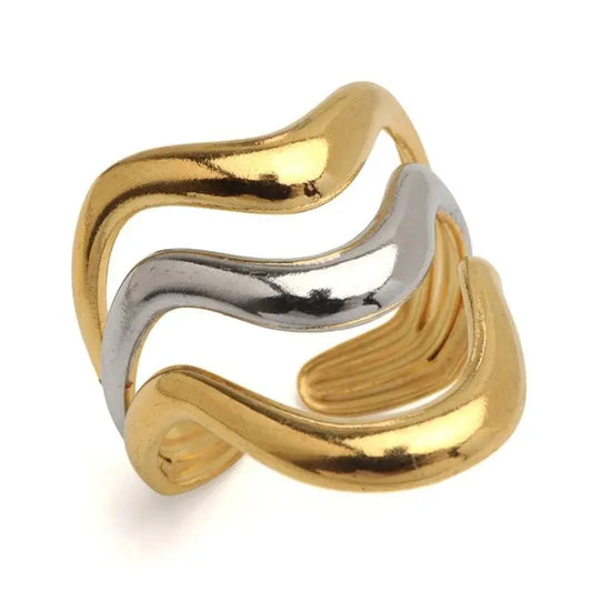 不規則に動く3本のラインが流動的なニュアンスリング。