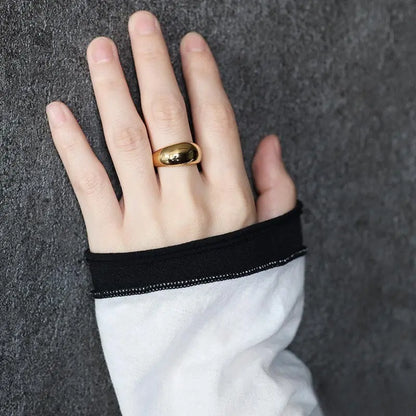 鏡のようなツヤツヤした質感のぷっくりした甲丸リング