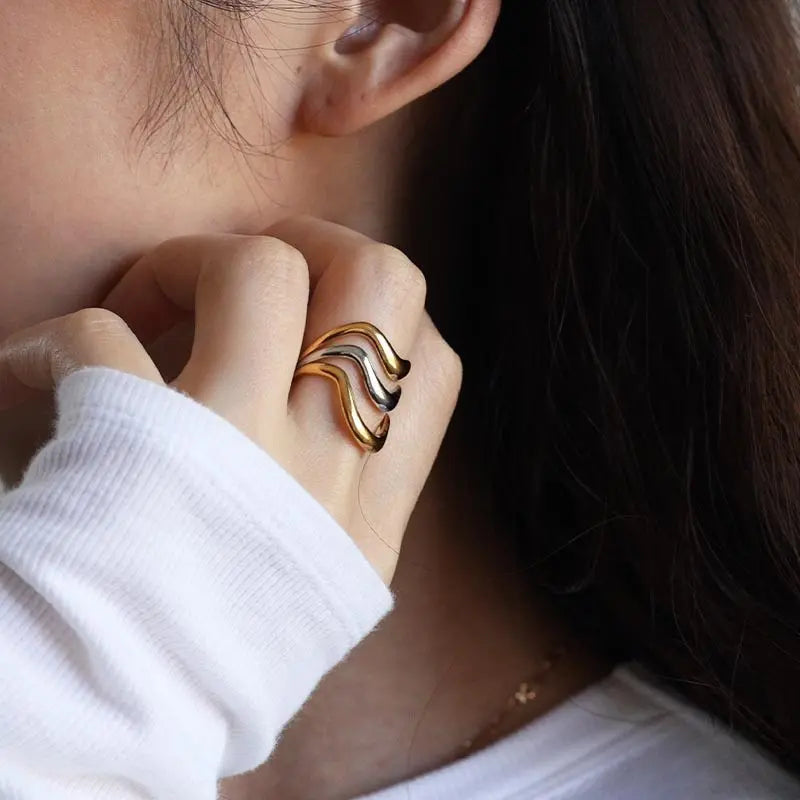 不規則に動く3本のラインが流動的なニュアンスリング。