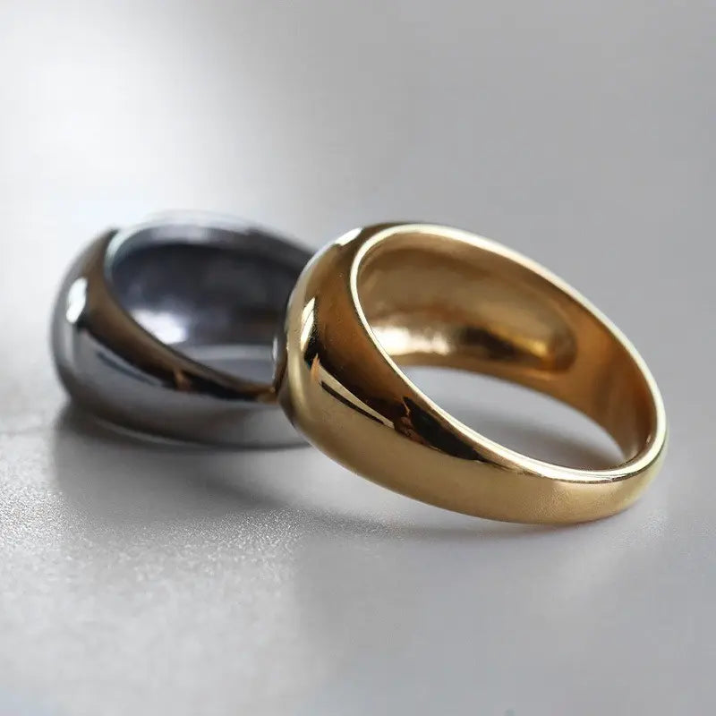 鏡のようなツヤツヤした質感のぷっくりした甲丸リング