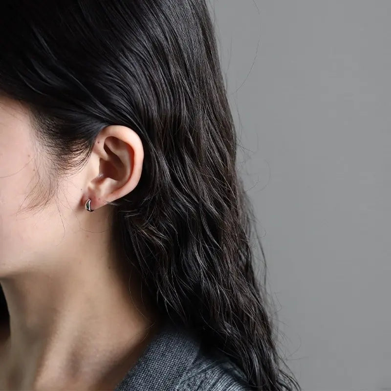 シルバー925 耳に沿うデザインの小ぶりピアス