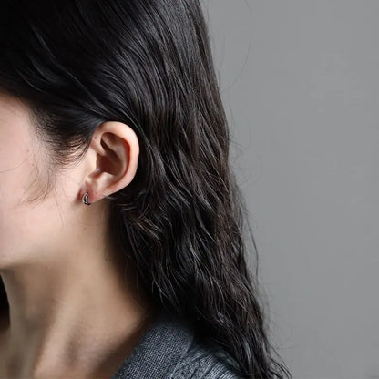 シルバー925 耳に沿うデザインの小ぶりピアス