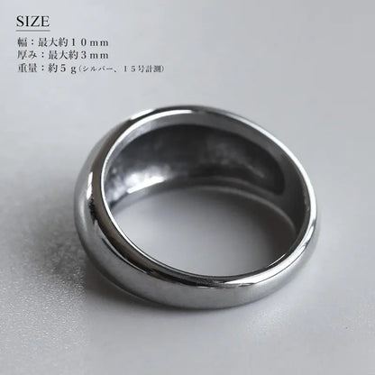 鏡のようなツヤツヤした質感のぷっくりした甲丸リング