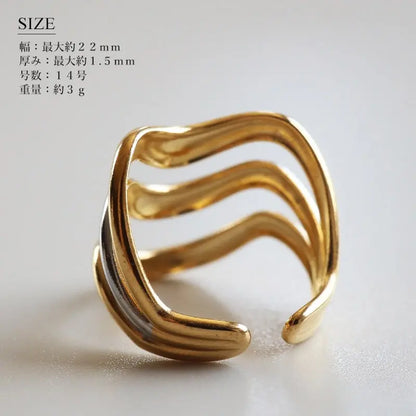 不規則に動く3本のラインが流動的なニュアンスリング。