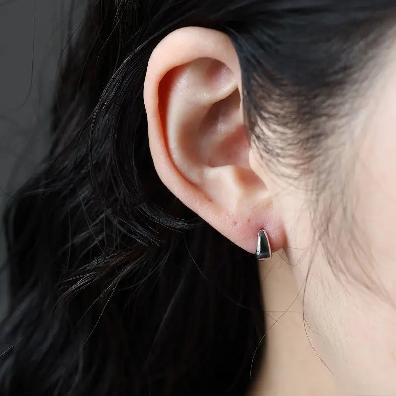 シルバー925 耳に沿うデザインの小ぶりピアス
