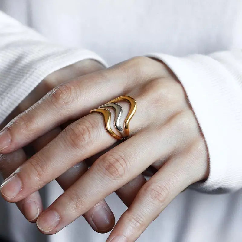 不規則に動く3本のラインが流動的なニュアンスリング。