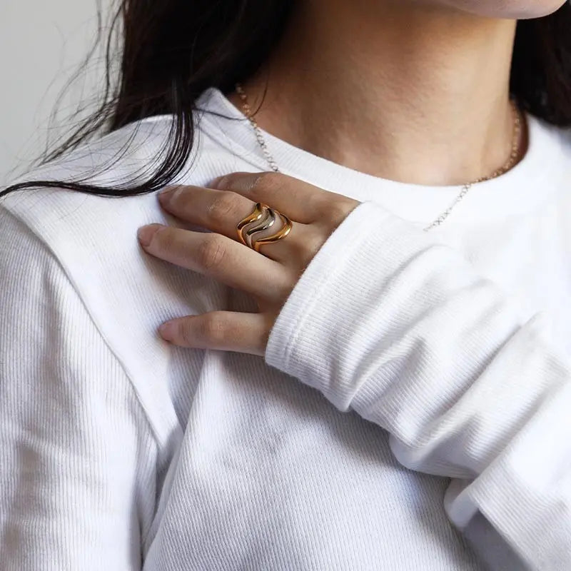 不規則に動く3本のラインが流動的なニュアンスリング。