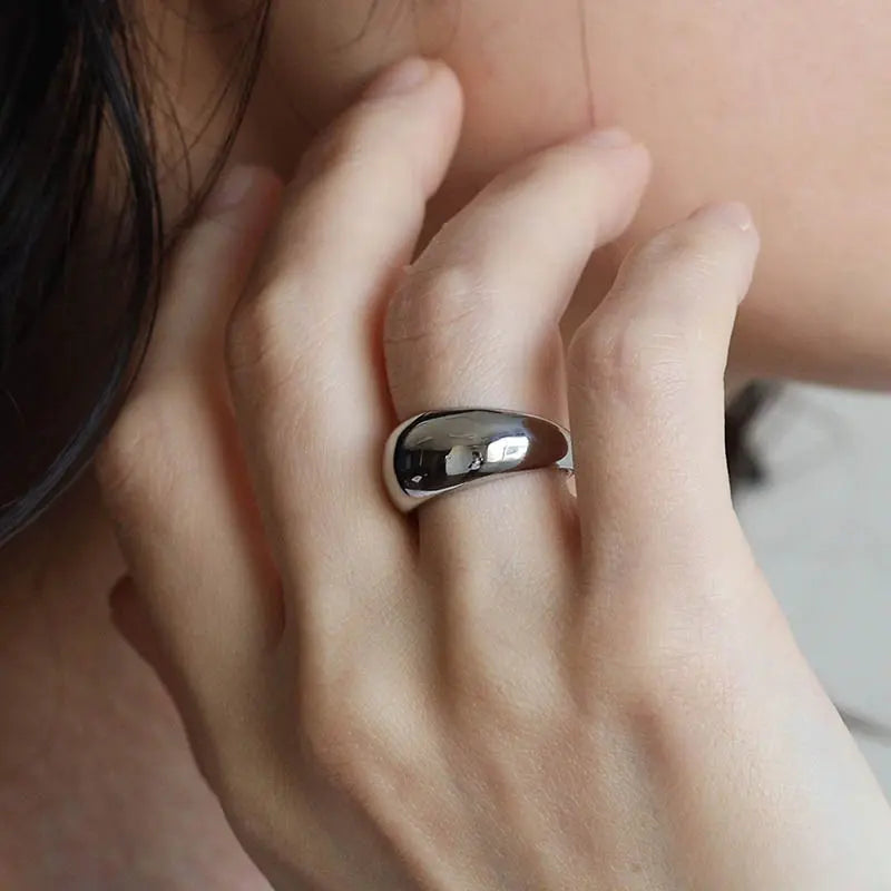 鏡のようなツヤツヤした質感のぷっくりした甲丸リング