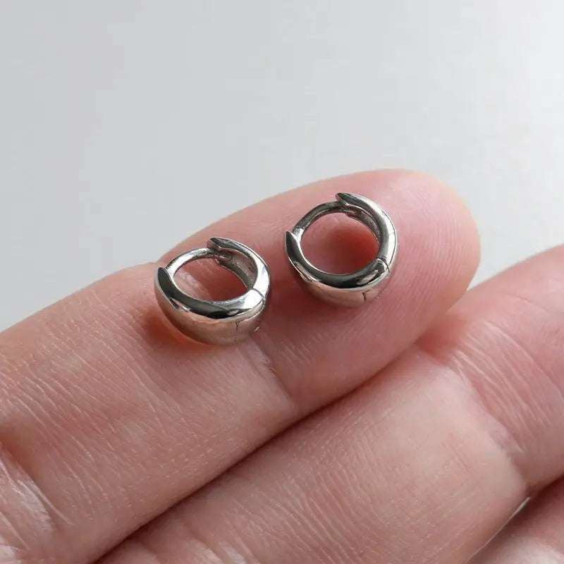 シルバー925 耳に沿うデザインの小ぶりピアス