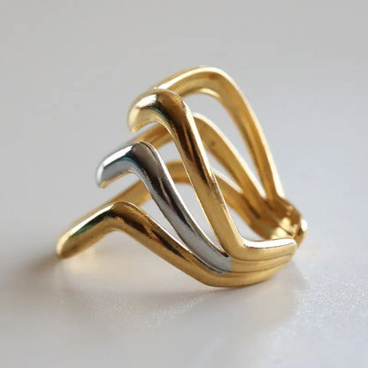 不規則に動く3本のラインが流動的なニュアンスリング。