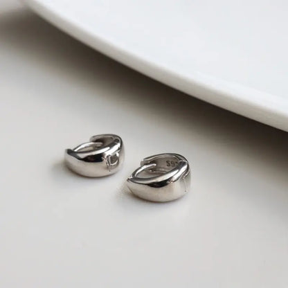 シルバー925 耳に沿うデザインの小ぶりピアス