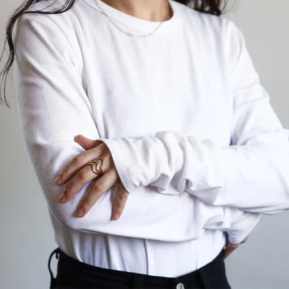 不規則に動く3本のラインが流動的なニュアンスリング。